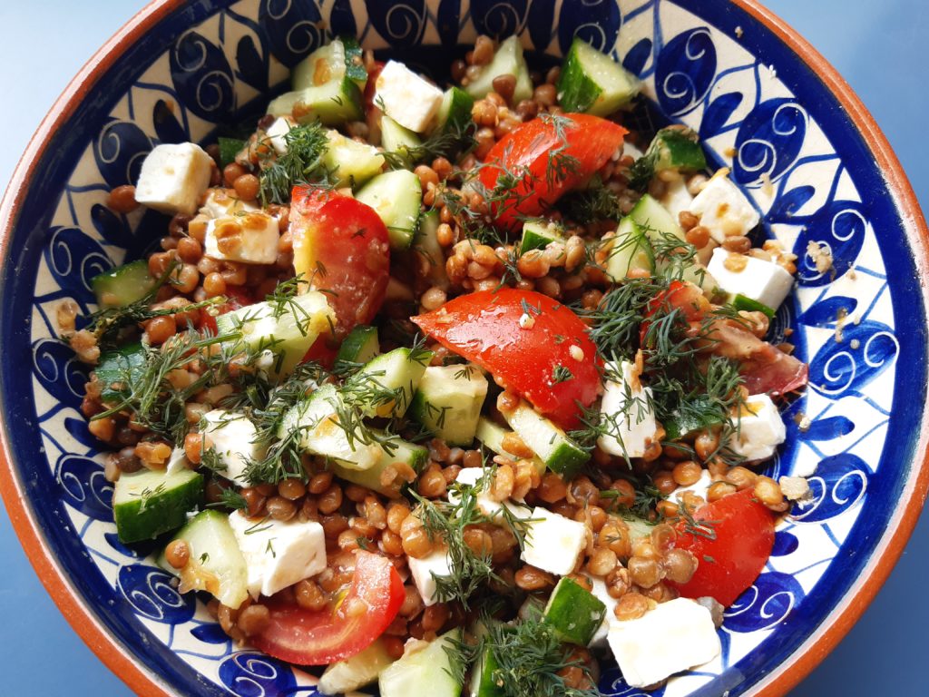 Salade composée d'été tomates concombre feta lentilles aneth citron confit